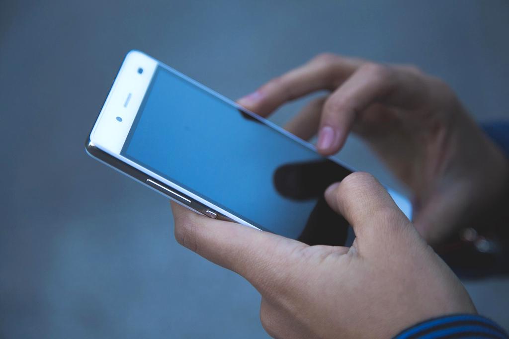 Zespół w biurze korzystający z urządzeń obsługujących 5G i współpracujący