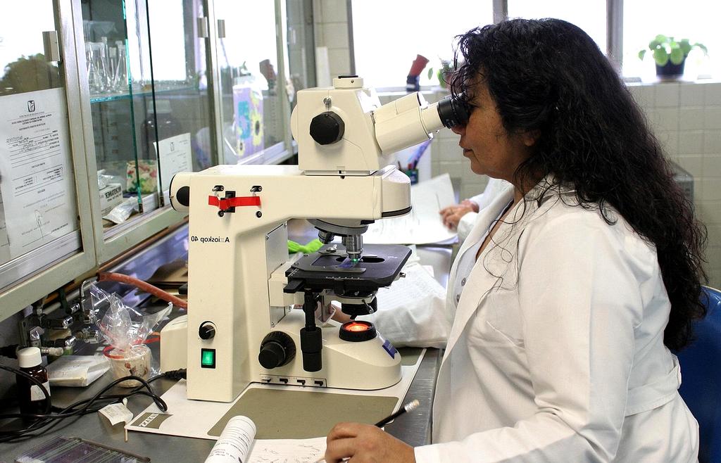 Naukowiec pracujący ze sprzętem laboratoryjnym podczas syntezy karbenów
