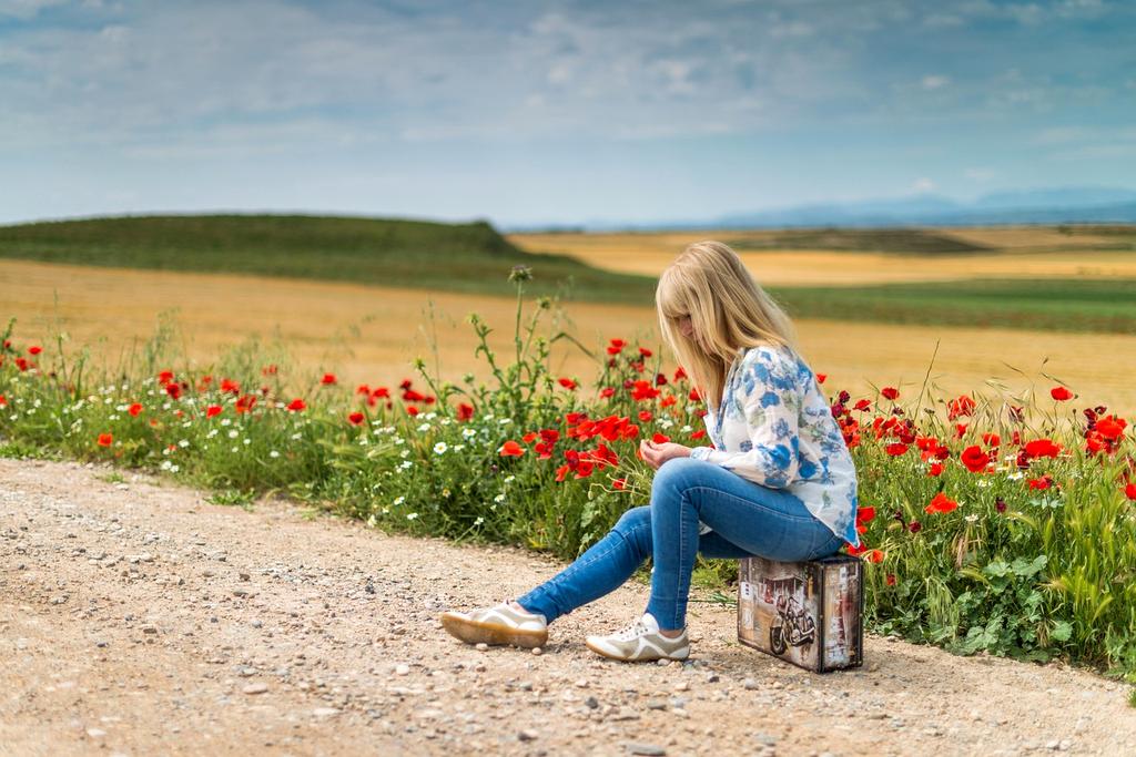 Kobieta siedząca i zamyślona, ukazująca emocjonalny wpływ wczesnej menopauzy